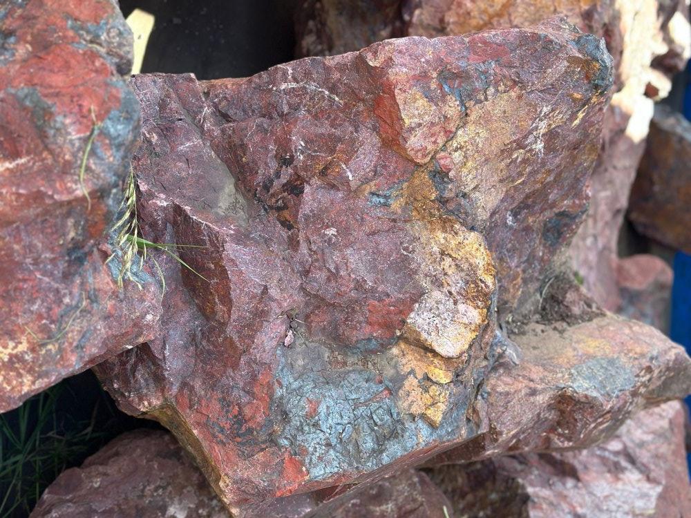 Камни для ландшафтного дизайна красно-фиолетовые 10-60 килограмм купить в Саранске