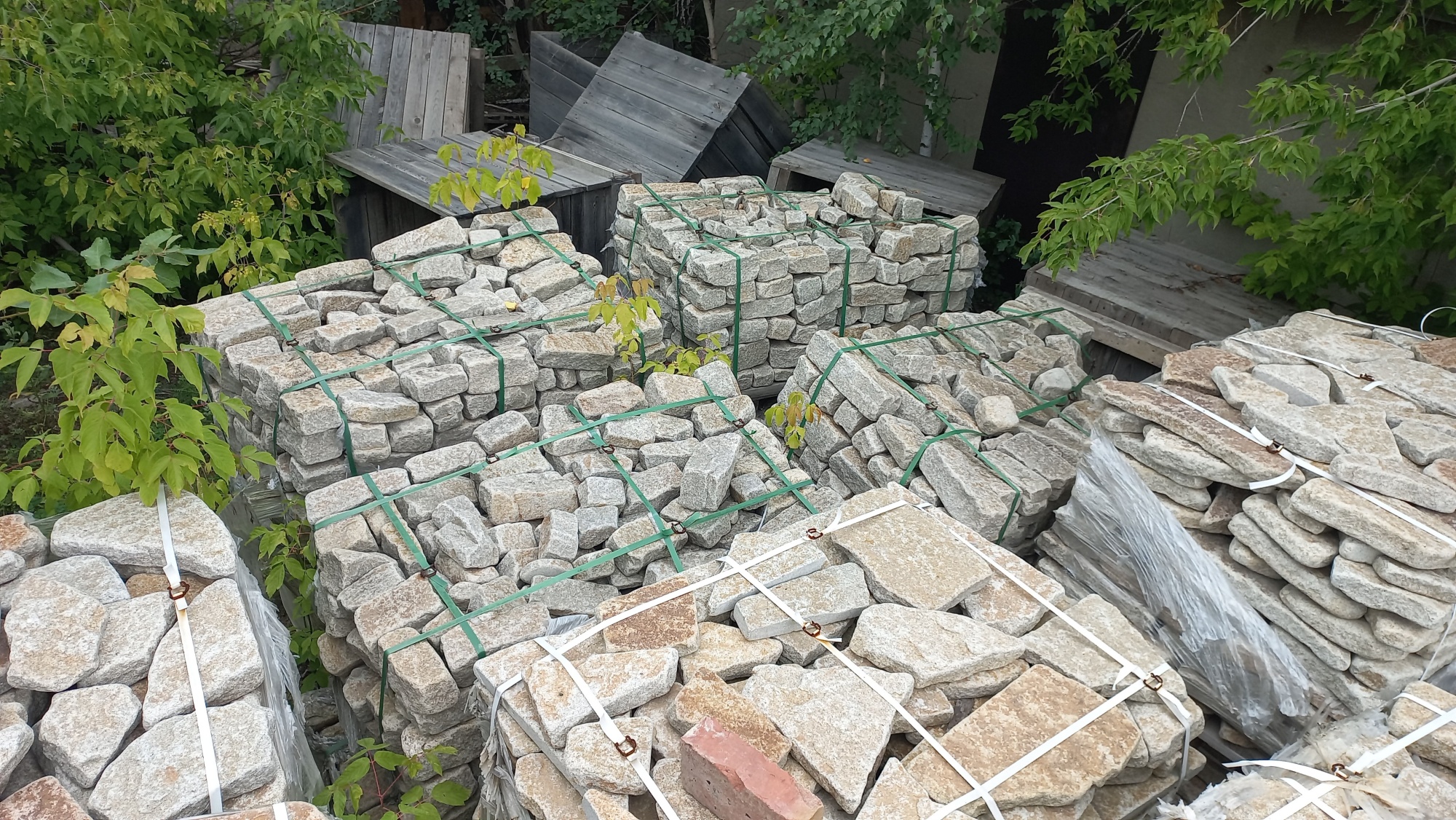 Плитняк галтованный гранитный для ландшафтного дизайна купить в Саранске