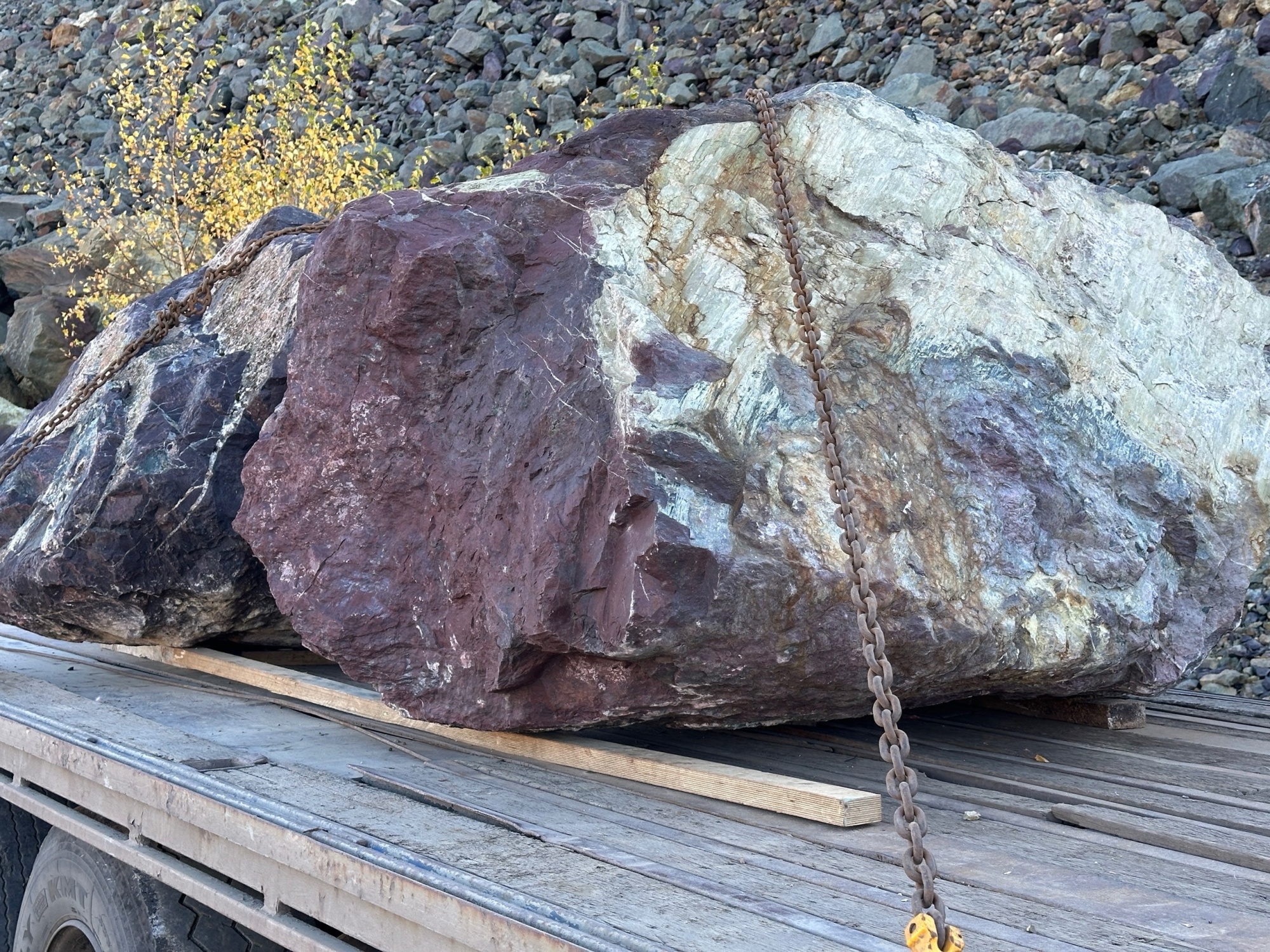 Огромные красно-фиолетовые валуны для ландшафтного дизайна весом более 5 тонн купить в Саранске