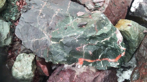 Гигантские зелёные валуны для ландшафтного дизайна весом более 5 тонн купить в Саранске