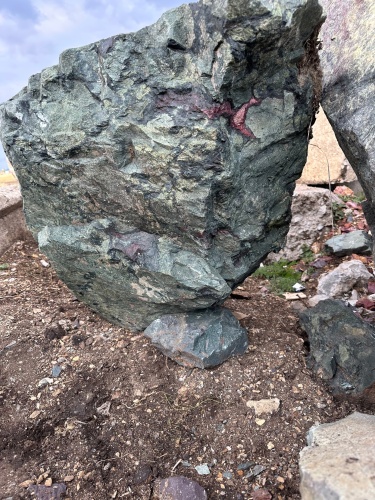 Гигантские зелёные валуны для ландшафтного дизайна весом более 5 тонн купить в Саранске