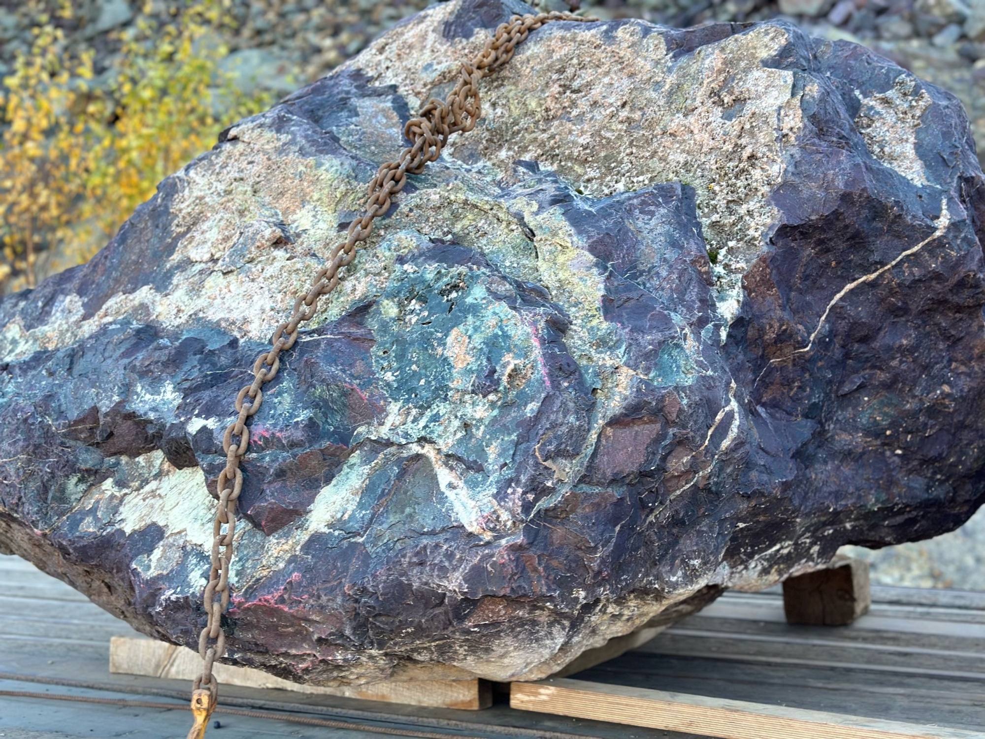 Огромные красно-фиолетовые валуны для ландшафтного дизайна весом более 5 тонн купить в Саранске