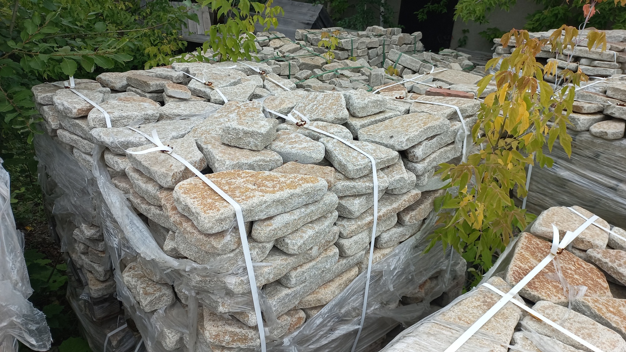 Плитняк галтованный гранитный для ландшафтного дизайна купить в Саранске