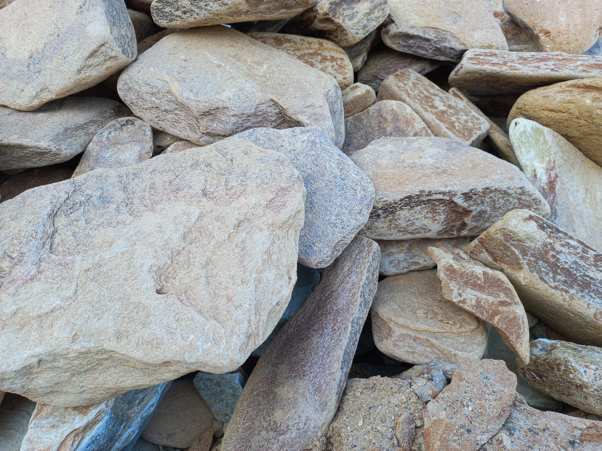 Златолит жёлтый, жёлто-зелёный глыбки и валуны для ланшафтного дизайна купить в Саранске