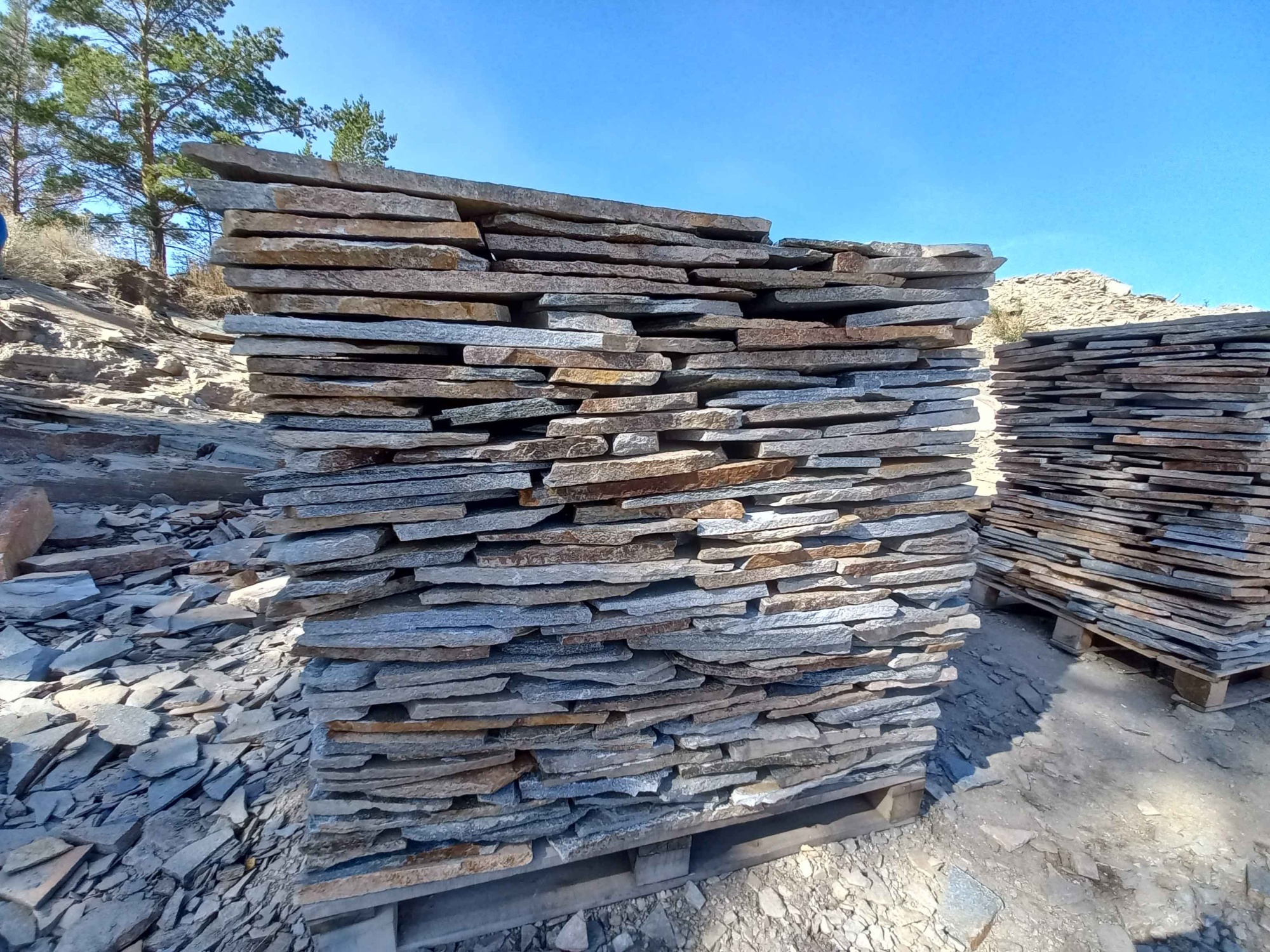 Плитняк златолит серебристый для фасада купить в Саранске