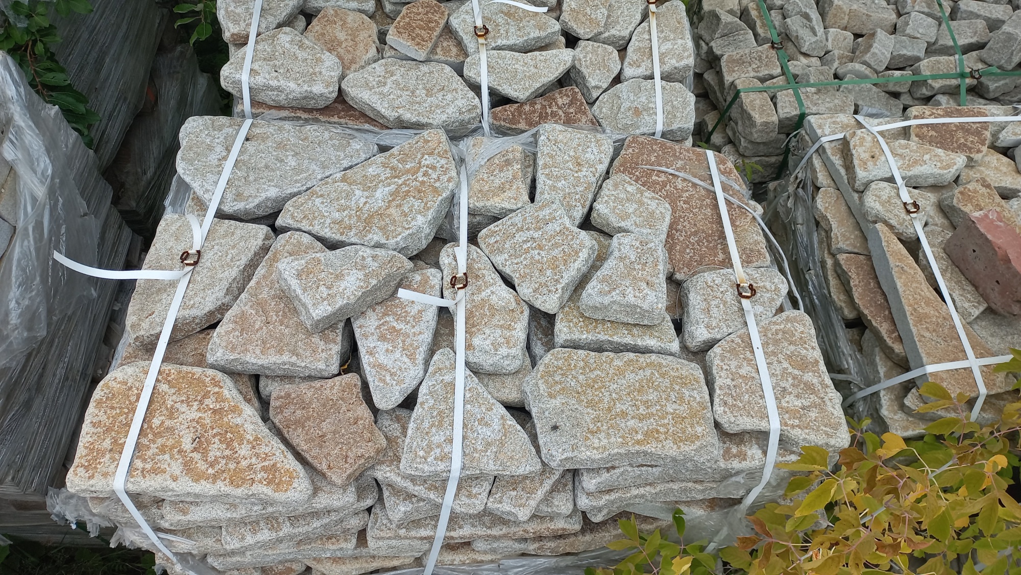 Плитняк галтованный гранитный для ландшафтного дизайна купить в Саранске