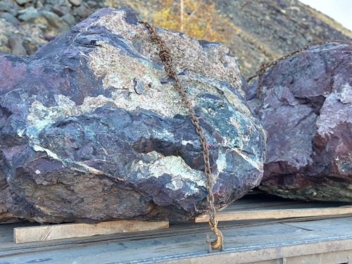 Огромные красно-фиолетовые валуны для ландшафтного дизайна весом более 5 тонн купить в Саранске