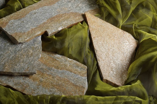 Плитняк златолит Уральский для цоколя, отмостки купить в Саранске