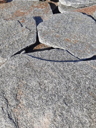 Златолит серебристый галтованный для лестниц купить в Саранске